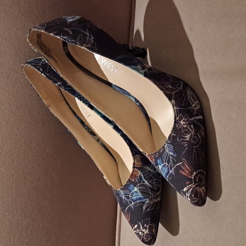Nine West Size 5.5 Pumps - Black heels with floral print - EUC